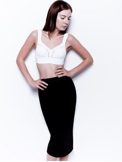 Crop top blanco y falda negra