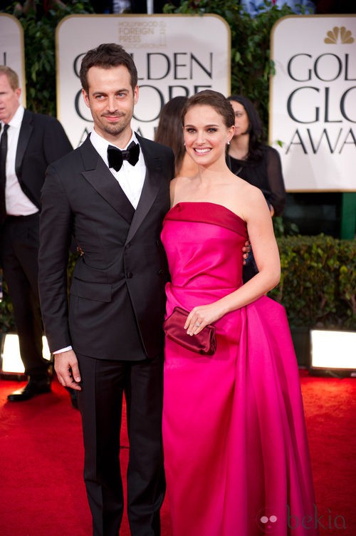 Natalie Portman con vestido en rosa de Lanvin posa junto a su marido en la alformbra roja de los Globos de Oro 2012