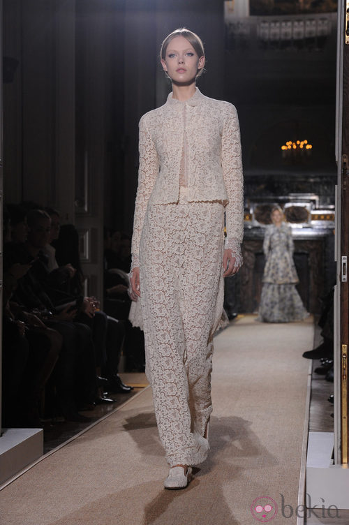 Diseño de encaje floral en blanco roto de Valentino Alta Costura