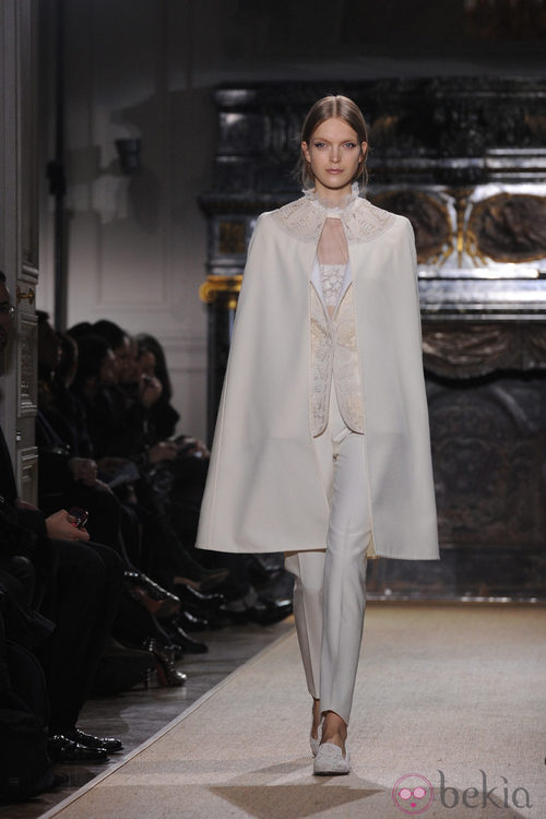 Capa lisa en blanco roto de Valentino Alta Costura