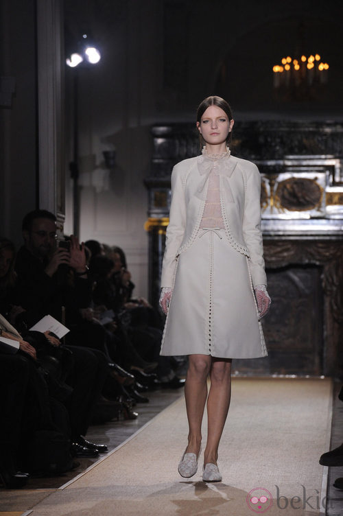 Diseño liso en blanco roto de Valentino Alta Costura