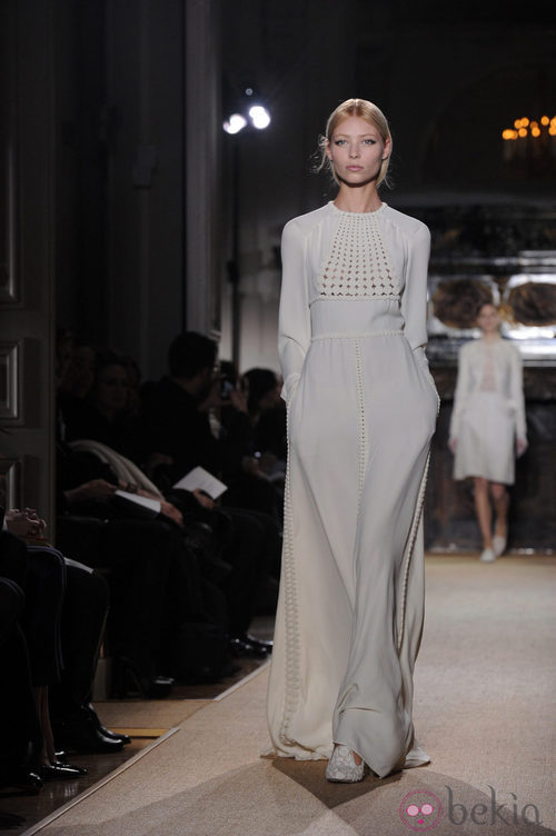 Vestido largo lencero en blanco roto de Valentino Alta Costura