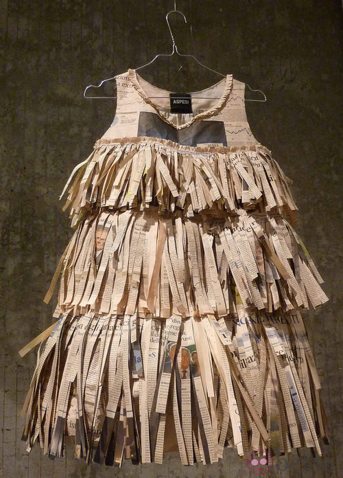 Vestido de papel con flecos de Aspesi Ampliar imagen Vestido de papel con flecos de Aspesi Ampliar imagen