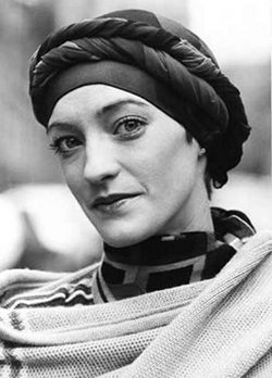 Primer plano de Loulou de la Falaise