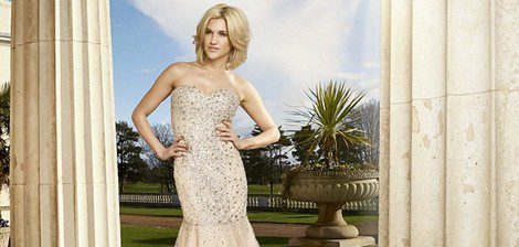 Ashley Roberts con un diseño de su propia colección para Key Fashion