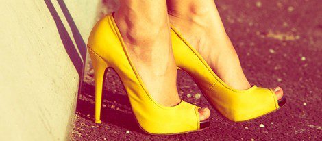 Empieza con el amarillo vistiéndote por los pies