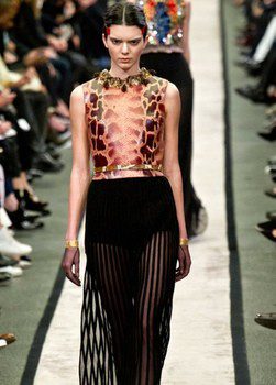 Kendall Jenner desfila para Givenchy