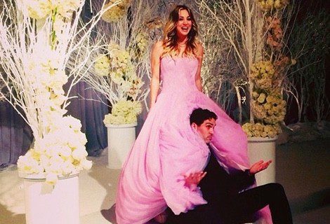 La actriz Kaley Cuoco escogió el rosa para su vestido de novia