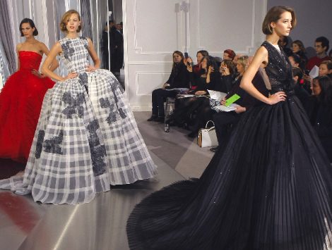 Christian Dior se reinventa sobre las pasarelas de Alta Costura de París en su era post Galliano