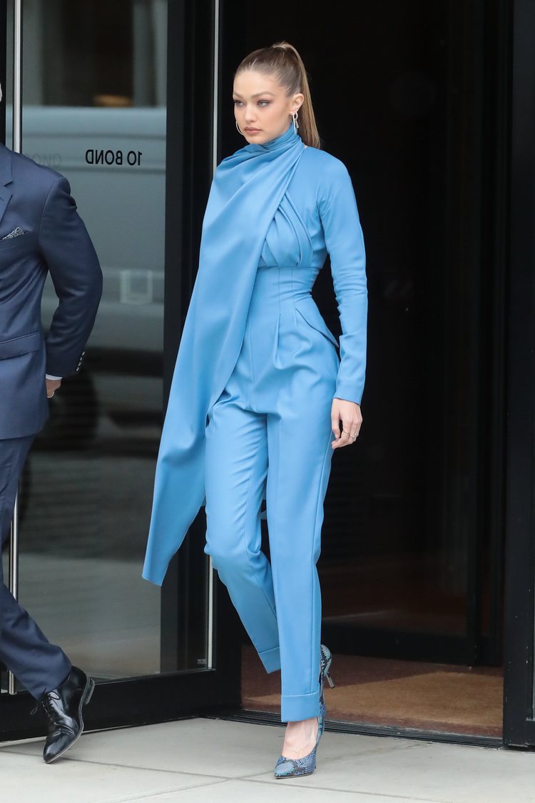 Los looks monocromáticos fluidos son una de las mejores opciones