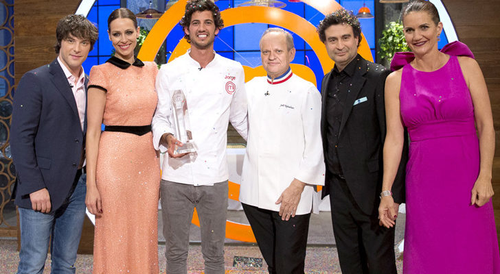 Eva González, junto al jurado y ganador de la quinta edición de 'MasterChef'