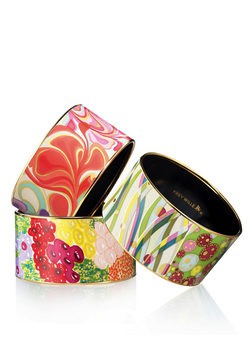 tres pulseras de la colección