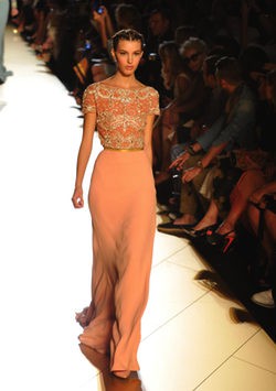colores empolvados en el desfile de Elie Saab