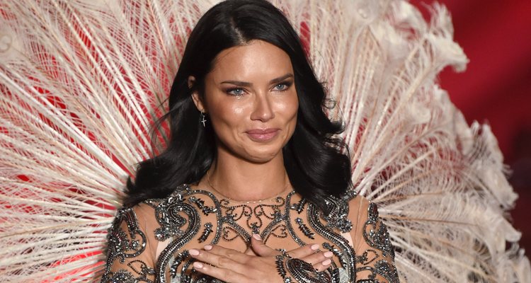 Adriana Lima llorando sobre la pasarela del VSFS 2018