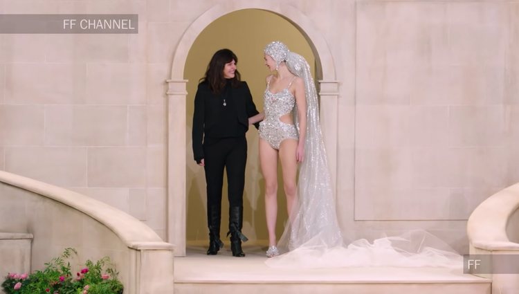 Virginie Ward saludando con la novia Alta Costura | Foto: Youtube