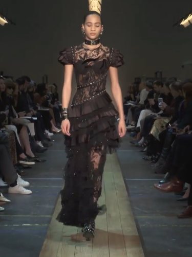 Vestido negro con encajes en el desfile