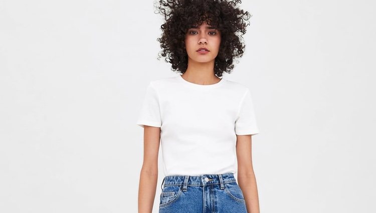 Look básico de camiseta blanca con mom jeans