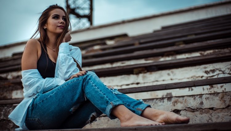 Look de noche con mom jeans