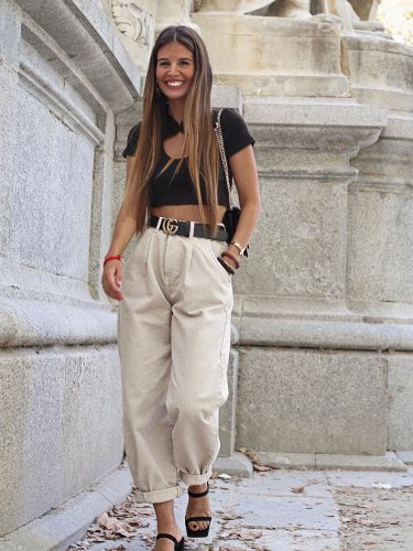 Marina Muñoz con un pantalón Slouchy en color beige | Foto: Instagram