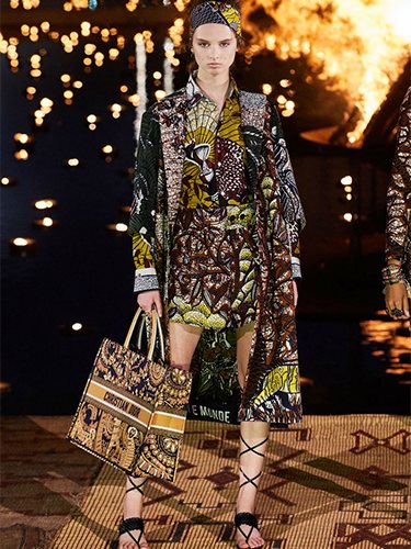 Estampados occidentales y africanos que dan lugar a un lujoso conjunto de 'looks de viaje'