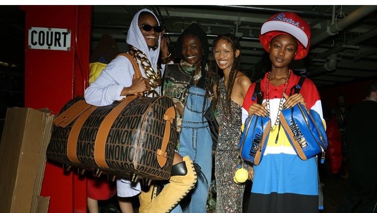 Modelos en el desfile de 'Resort 2020' en el metro de Nueva York | Foto: Moschino