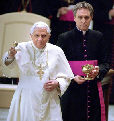 Benedicto XVI y Georg Gänswein, lujo vaticano en Madrid