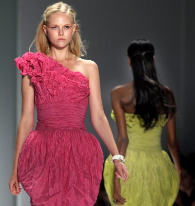 Tadashi Shoji cubre a la mujer con formas florales en primavera de 2012