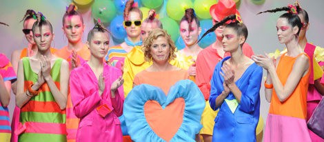 Explosión de color en el desfile de la colección primavera 2012 de Agatha Ruiz de la Prada