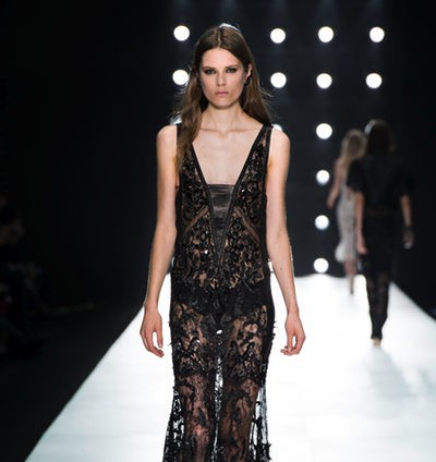 Cavalli propone prendas ligeras y vaporosas para la próxima primavera/verano 2013 en la Semana de la Moda de Milán