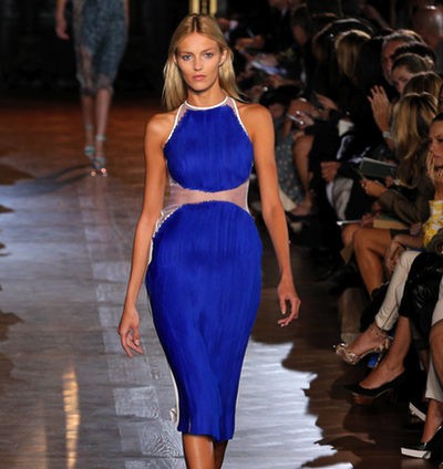 Colores vibrantes en el desfile de Stella McCartney en la Semana de la Moda de París primavera/verano 2012