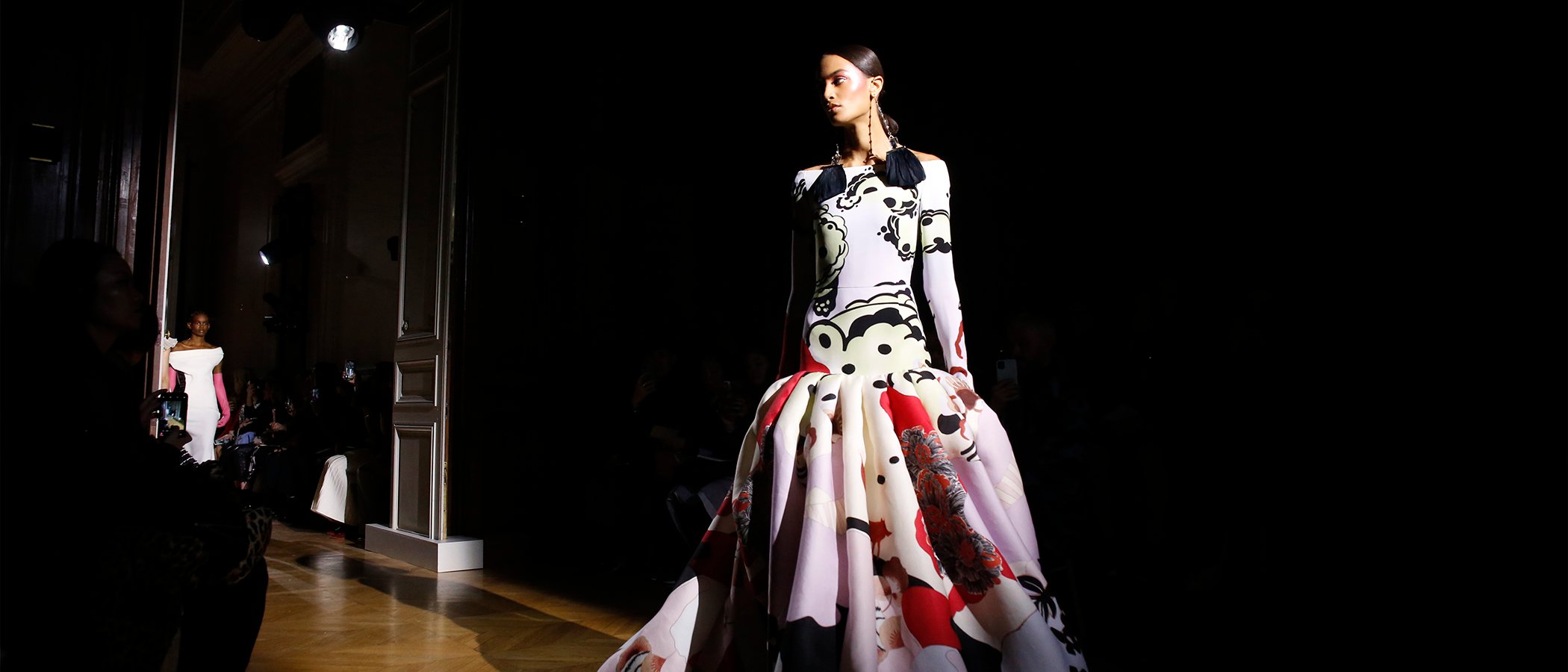 Valentino destila magia con sus creaciones de Alta Costura en París