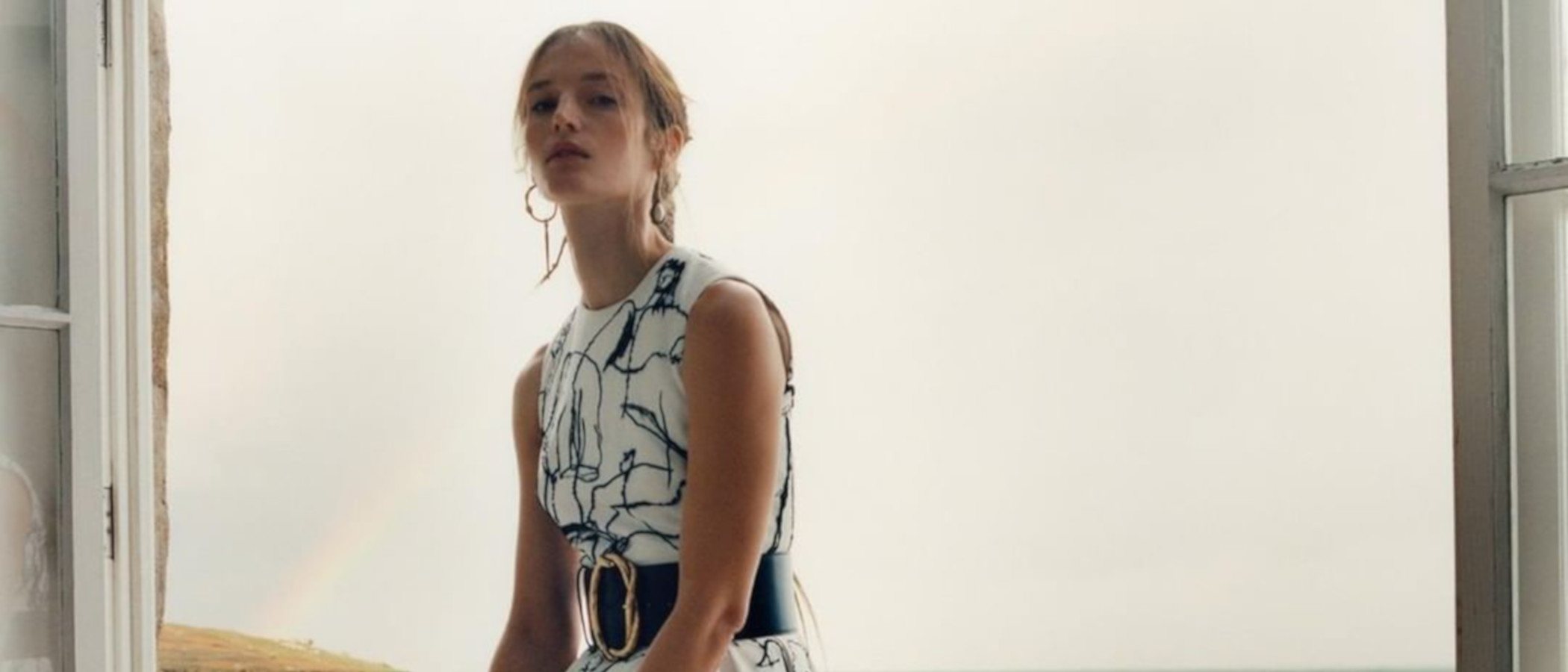 Alexander McQueen sorprende por su aura clásica en su colección primavera/verano 2020