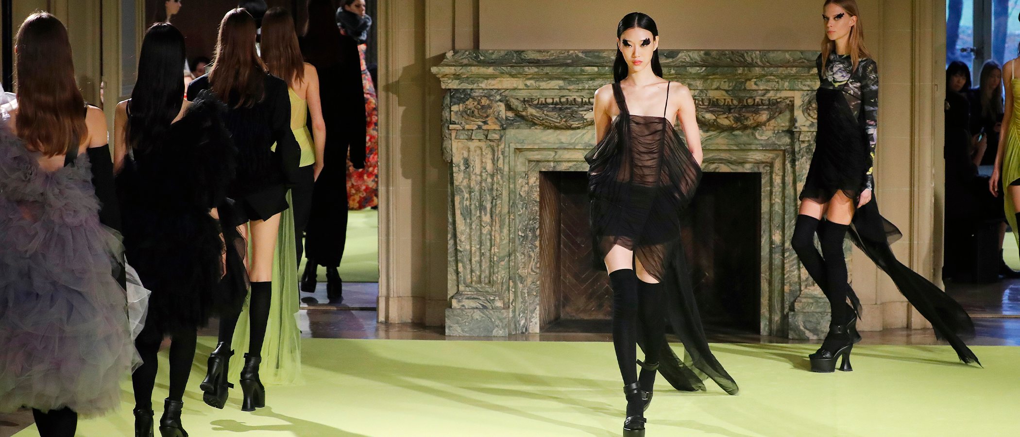 Siluetas deconstruidas y diferentes: así fue el extravagante desfile de Vera Wang en Nueva York