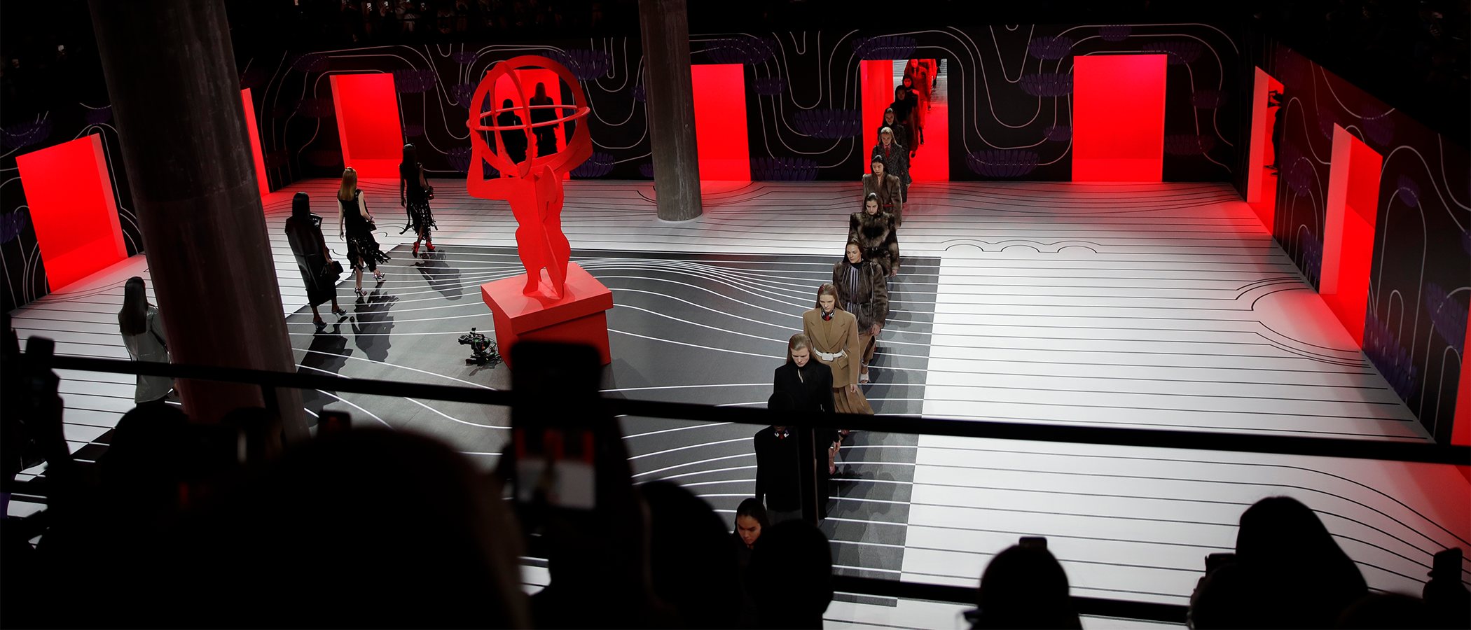 Muccia Prada rinde homenaje a la mujer trabajadora en su colección otoño/invierno 2020-2021