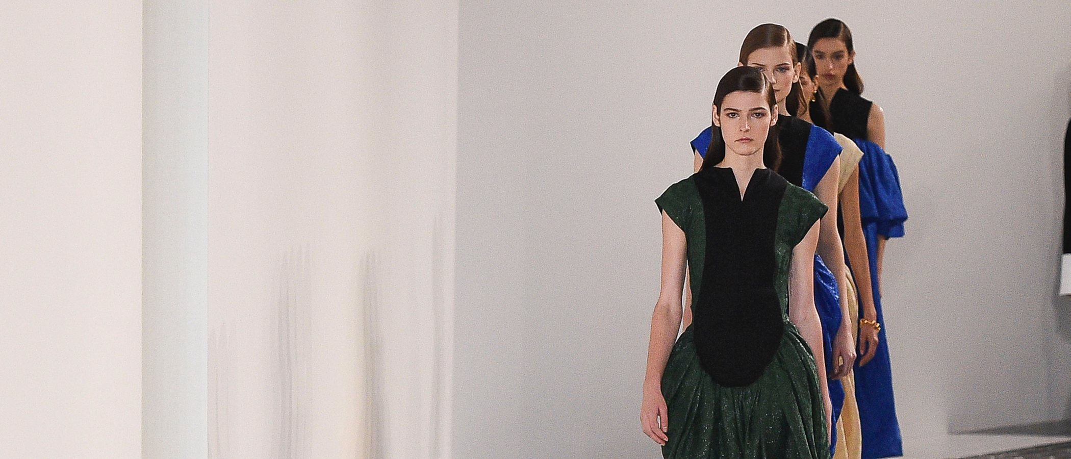 Loewe experimenta con la 'feminidad' en su puesta en escena de París