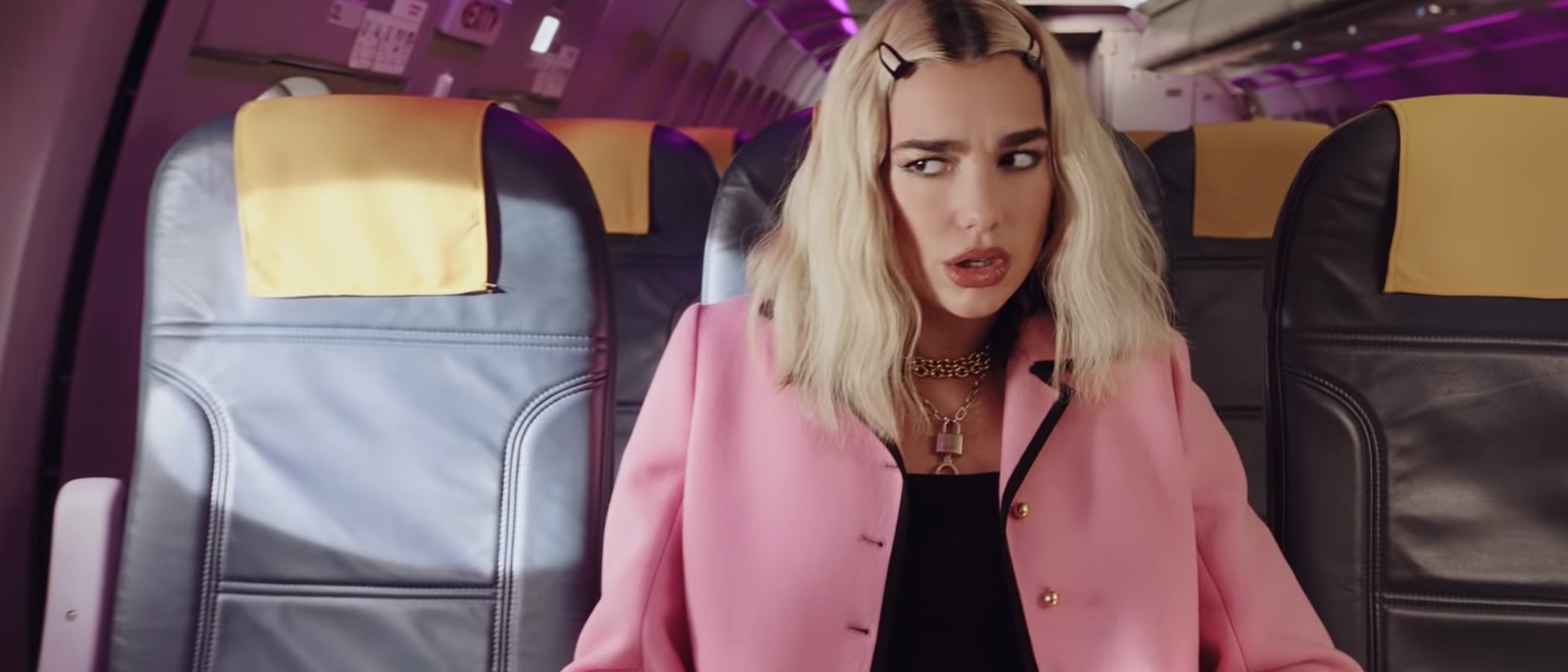 Dua Lipa recupera el mítico traje de Chanel rosa de Marge Simpson para el videoclip de 'Break My Heart'
