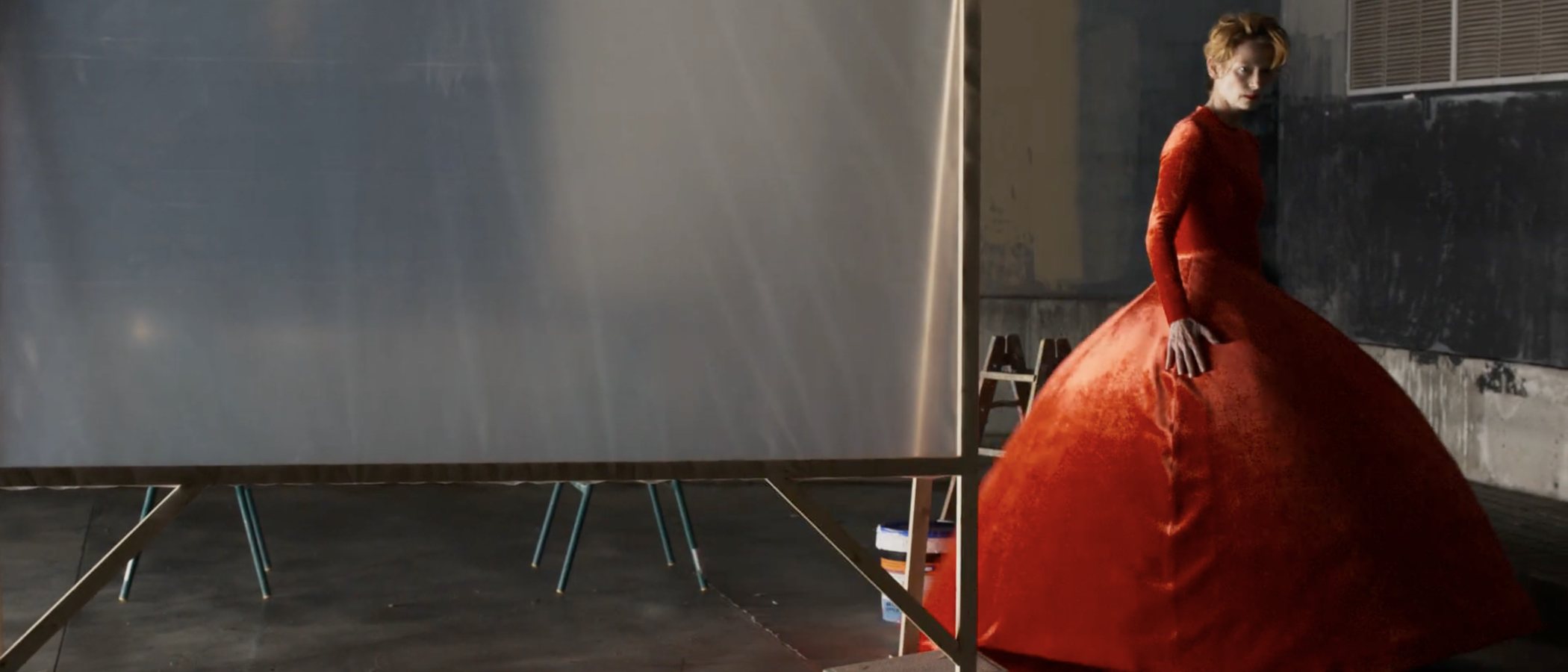 Tilda Swinton de Balenciaga: la carta de presentación de 'La voz humana', el próximo corto de Almodóvar