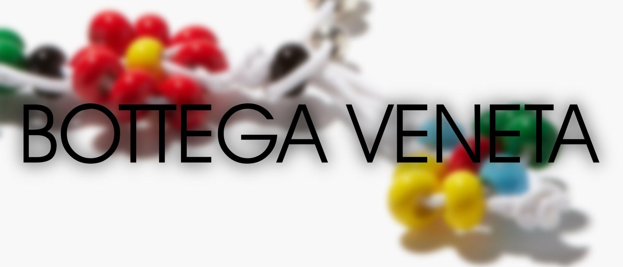 Bottega Veneta desata la polémica por vender joyas inspirada en gomas del pelo y collares de cuentas por 2.000 euros