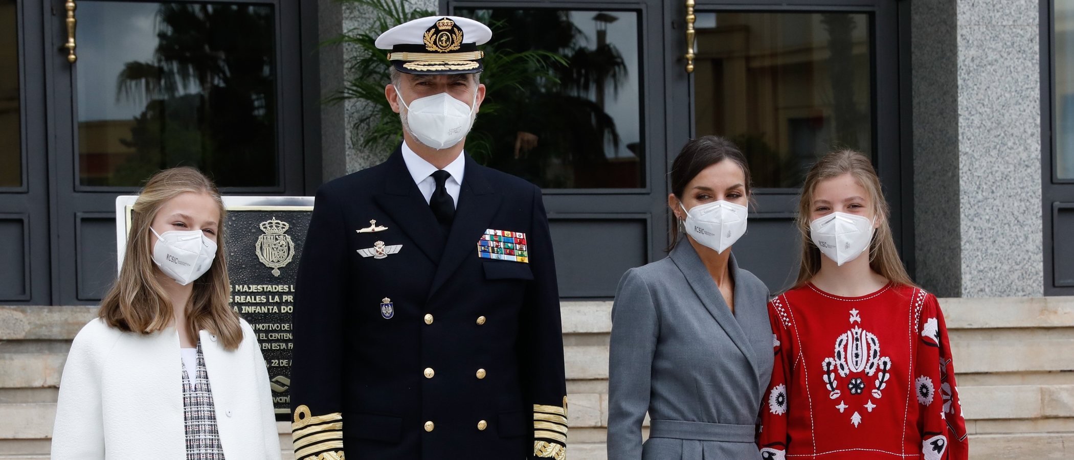 La discreción estilística de la Reina Letizia para dejar brillar a Leonor y Sofía en su último acto oficial