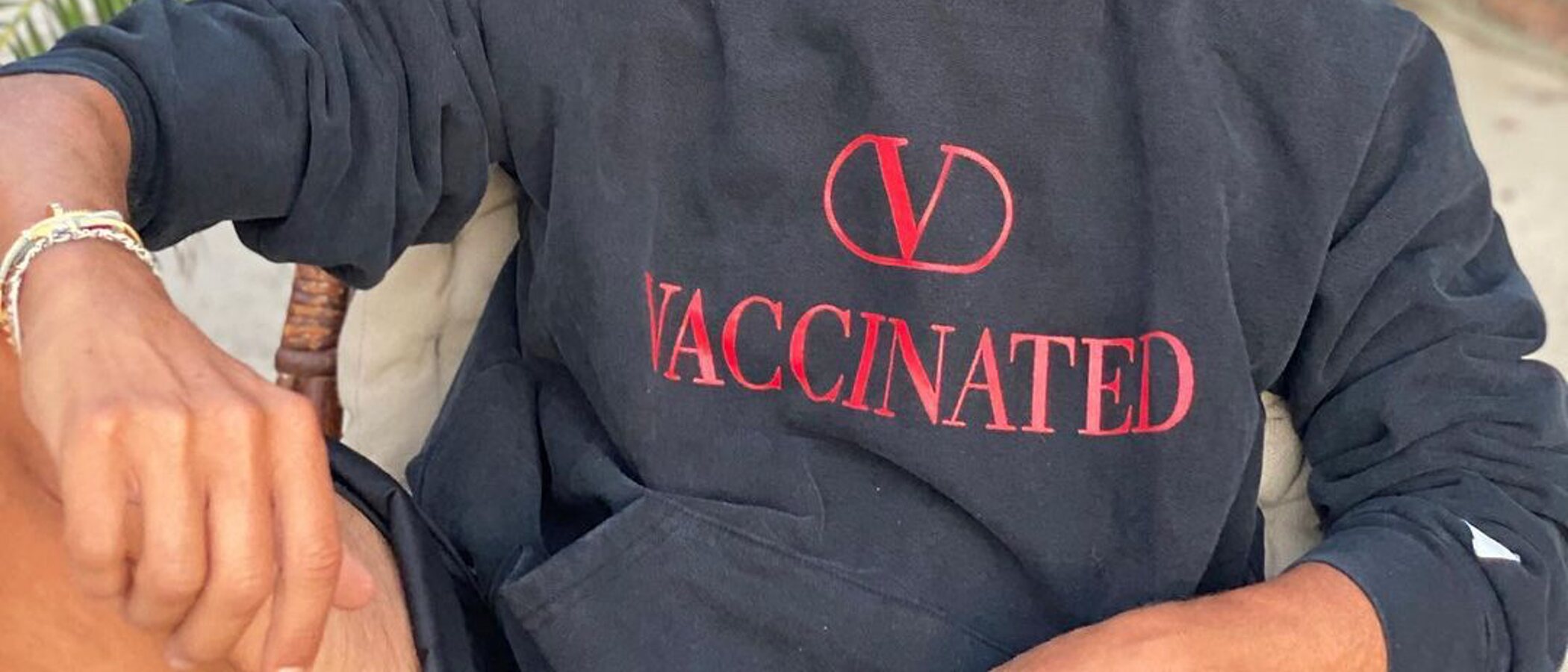 Cómo Pierpaolo Piccioli convirtió un plagio de Valentino en una acción solidaria a favor de la vacunación