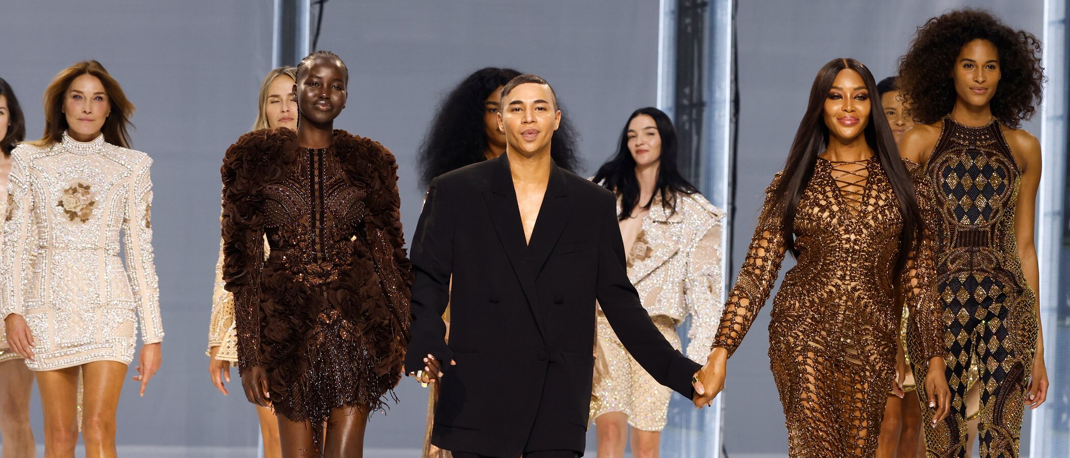 Olivier Rousteing celebra 10 años al frente de Balmain con un desfile épico recreando sus looks más icónicos