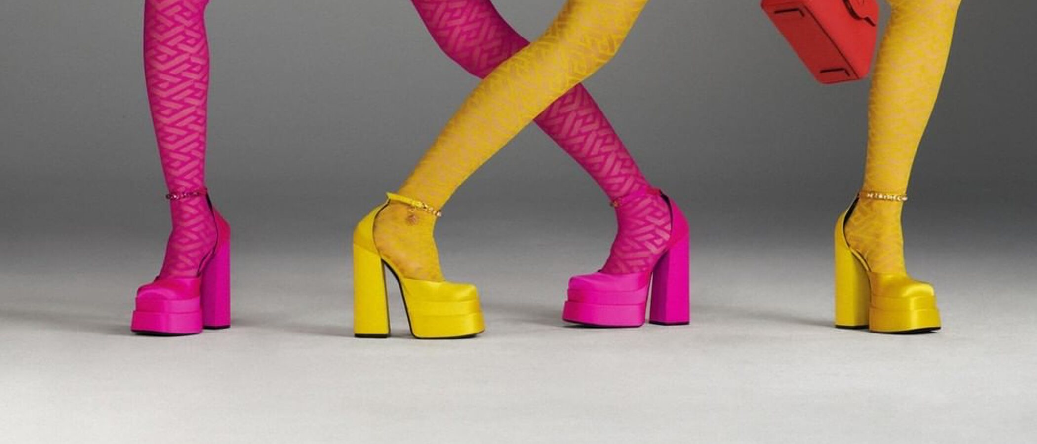 Después de Zara y H&M, Bershka tiene también el clon exacto de los zapatos con plataforma Medusa de Versace