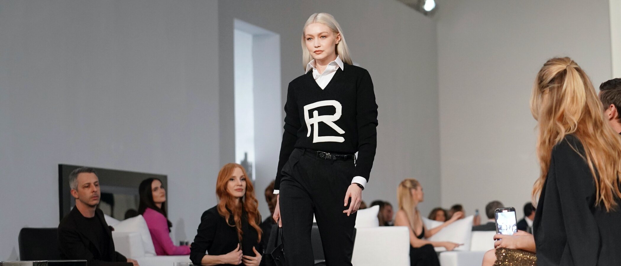 Gigi Hadid repite su icónico 'hair flip' en la vuelta a los desfiles de Ralph Lauren