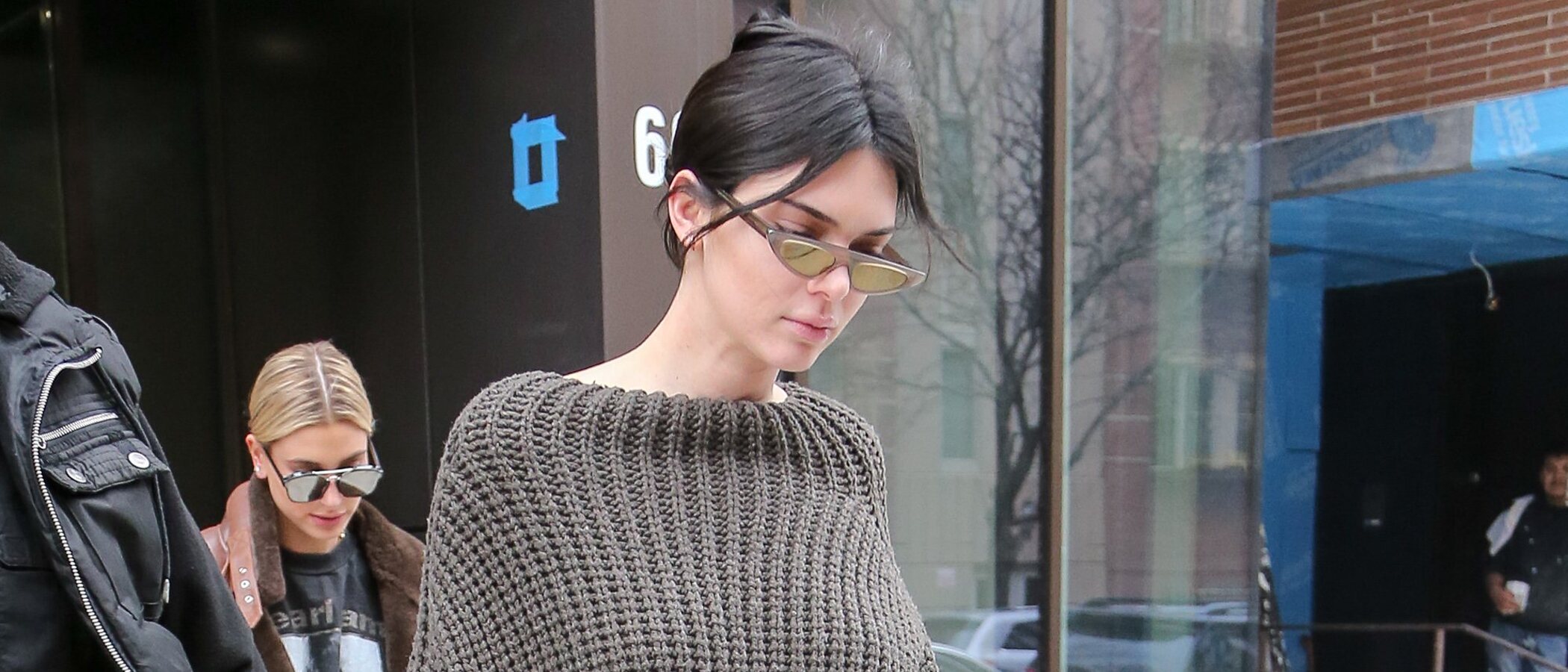 Kendall Jenner demuestra que este jersey negro de The Row es su favorito desde 2016 (y tiene su versión low cost en Mango)