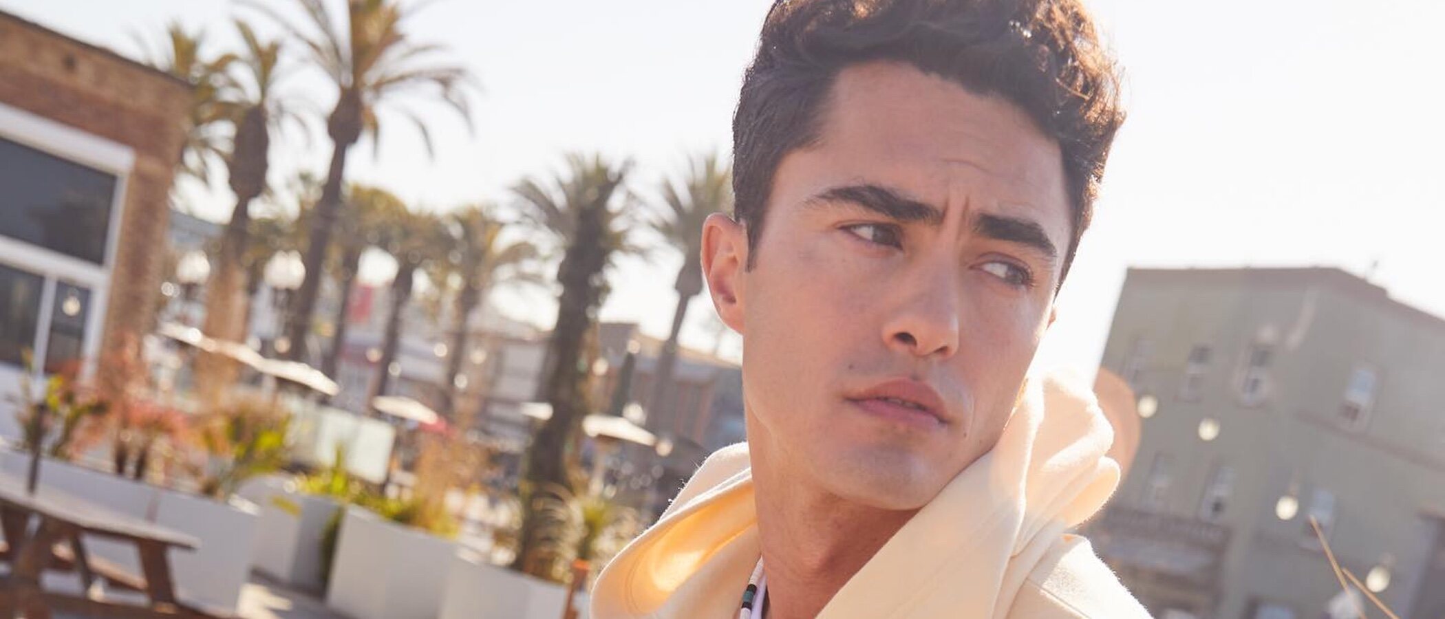 Victoria's Secret presenta a su primer 'ángel' masculino: Darren Barnet