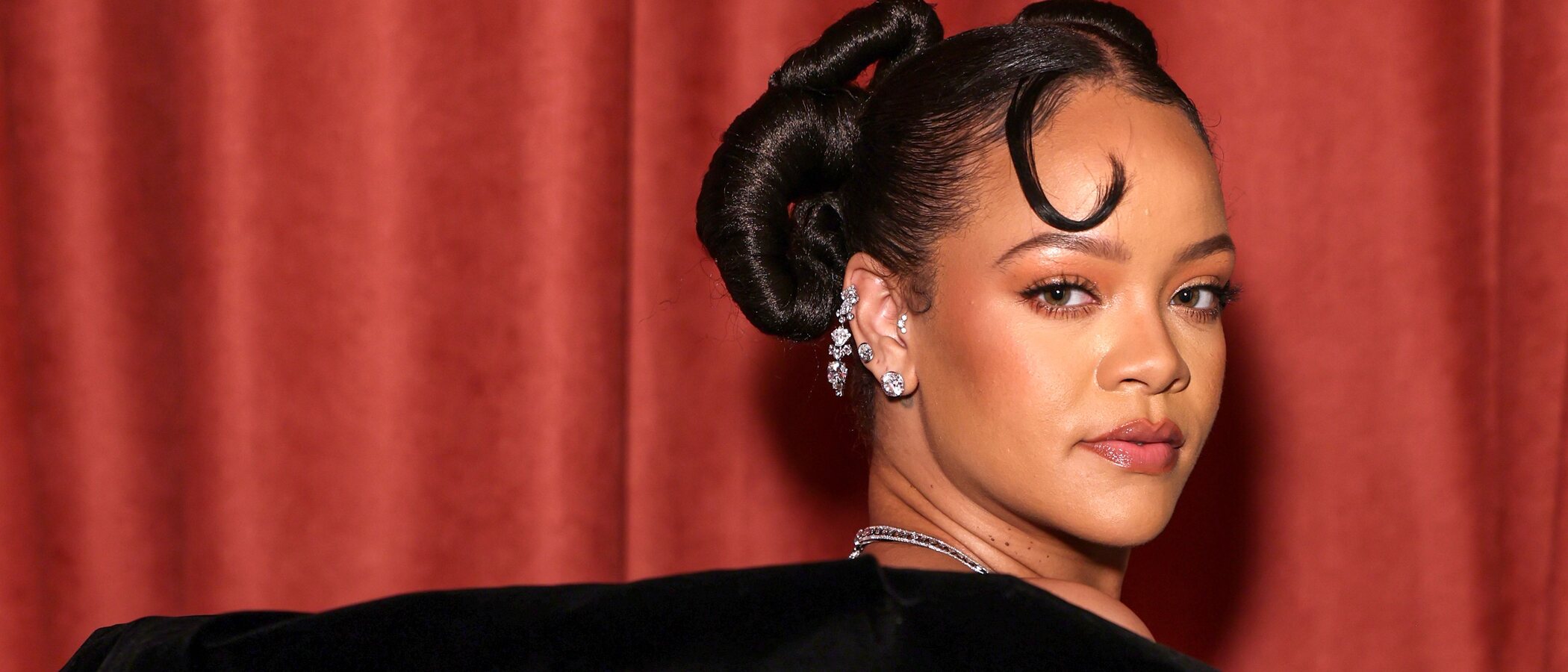 Rihanna debuta en los Globos de Oro 2023 con el mejor look de la noche y sin pasar por la alfombra roja