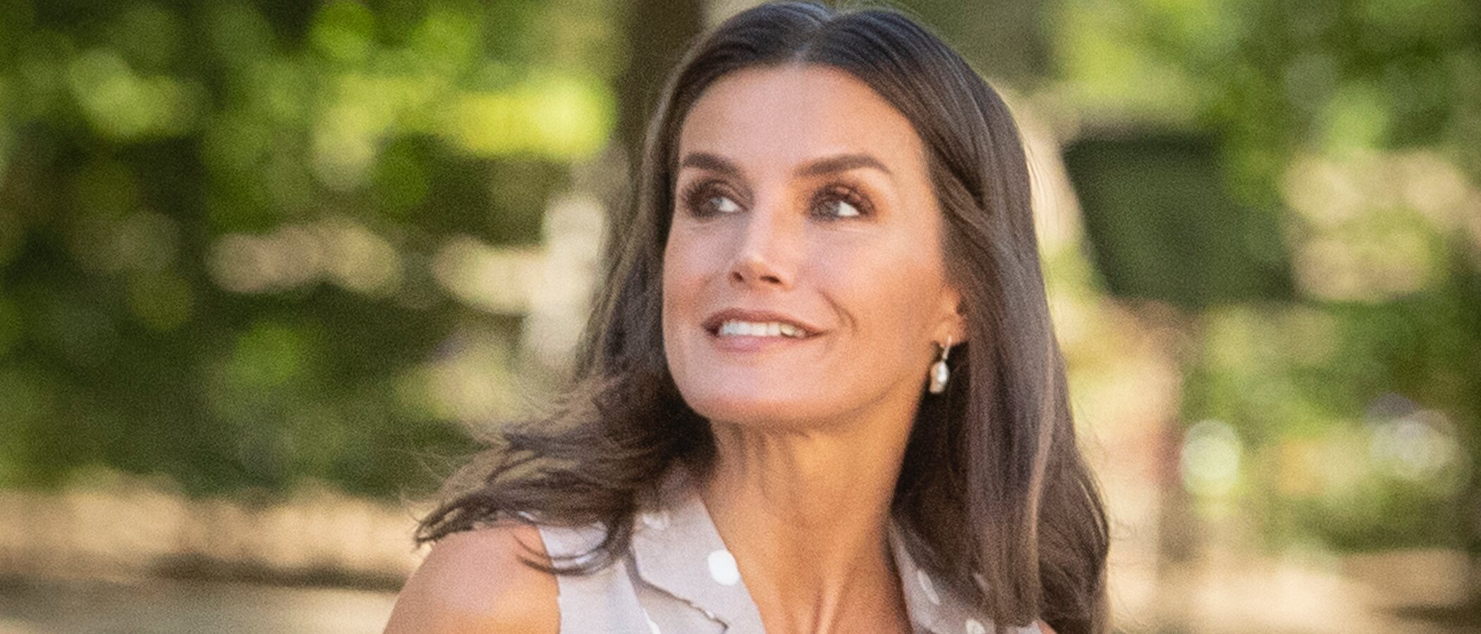 "Letizia es un icono de moda y elegancia". Hablamos con Ester Cerdán, de Laura Bernal, firma que vistió a la Reina