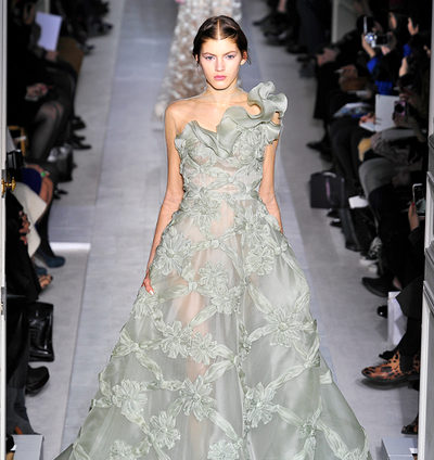 La primavera/verano 2013 de Valentino llena cargada de encaje y tul en la Semana de la Alta Costura de París