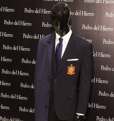 Pedro del Hierro presenta con Vicente del Bosque el nuevo traje oficial de la Selección Española de Fútbol