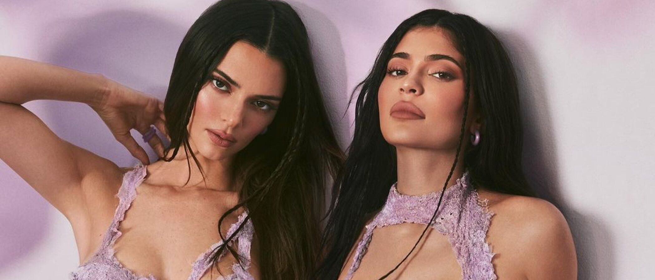 Kendall y Kylie Jenner: dos formas muy diferentes de llevar un Schiaparelli (y una de ellas no ha gustado nada)